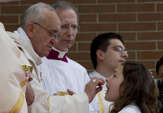Pope-Francis-communion2
